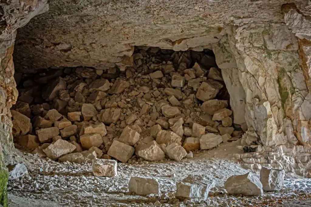 Stone blockage of the passage in the cave